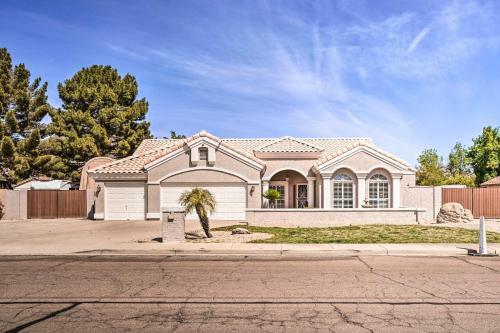 Peaceful Glendale Home With Yard, Patio And Pool!