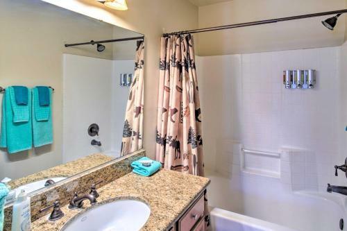 Inviting Big Bear Retreat With Hot Tub And Fire Pit!