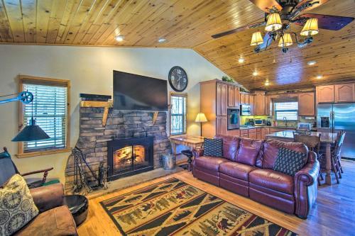 Inviting Big Bear Retreat With Hot Tub And Fire Pit!