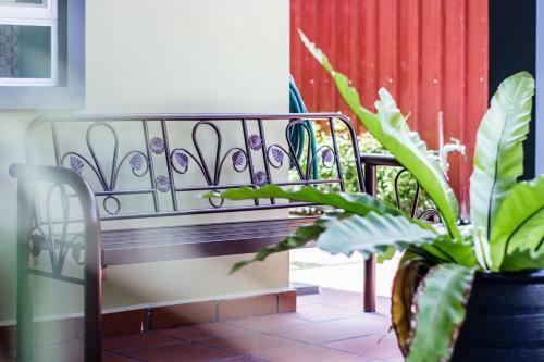 Explore 5br Gardenhouse Retreats (Free Parking)