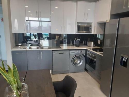 Bellalux Beachfront - Luxury 3 Bedroom Apartment