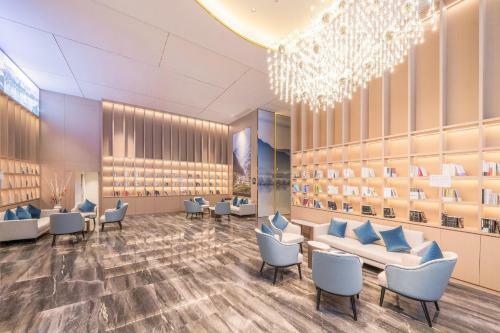 Atour Hotel Luzhou Bubugao New World