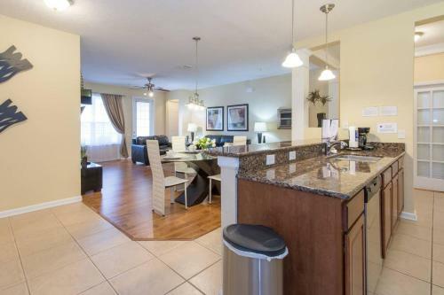 Vc6-106 3 Bedroom Great Location Lakeview