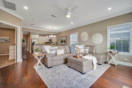 Waterside Retreat - Tons Of Amenities, Close To Everything!