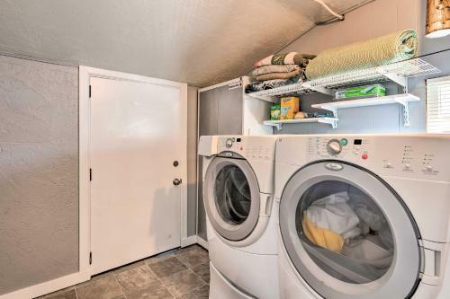 Pet-friendly Chic Home With Spacious Back Yard!
