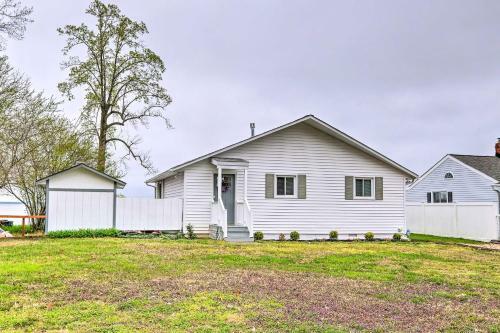 Waterfront Cottage With Private Beach And Deck!