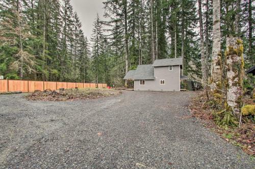Secluded Ashford Getaway With Fire Pit And Grill!