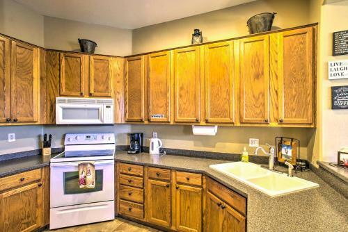 Gold Canyon Town Home With Community Amenities!