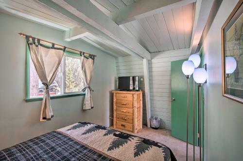 Big Bear Lake Cabin With Deck About 5 Mi To Skiing!