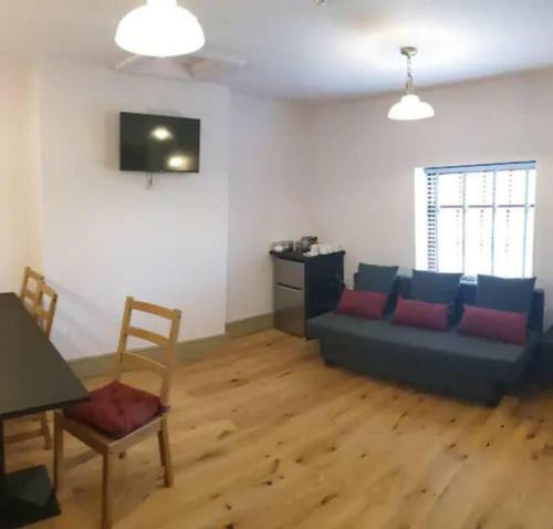 Canal Side Cottage Sleeps Up To 12 Guests