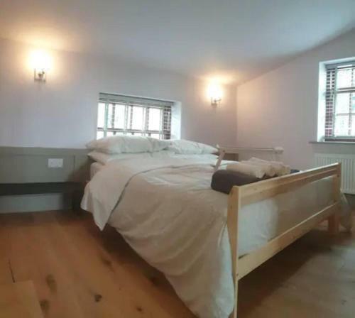 Canal Side Cottage Sleeps Up To 12 Guests