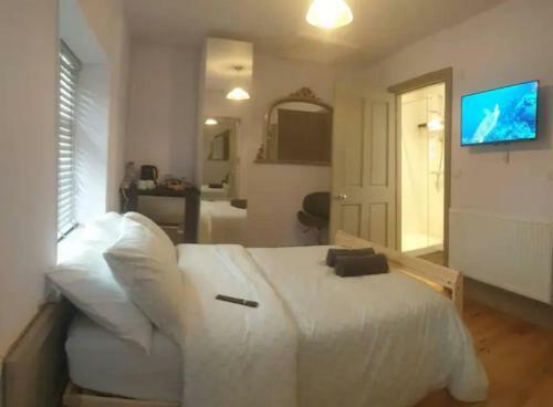 Canal Side Cottage Sleeps Up To 12 Guests