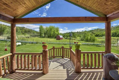 Spacious Luxury Log Home - 25 Min To Skiing, Boating And Trails!