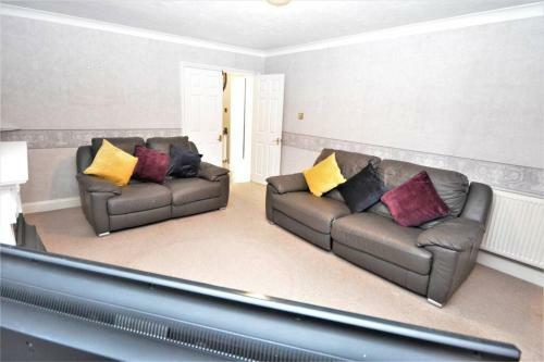 Luxury 5 Bedroom House With Free Parking On Site