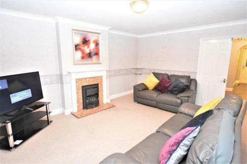 Luxury 5 Bedroom House With Free Parking On Site