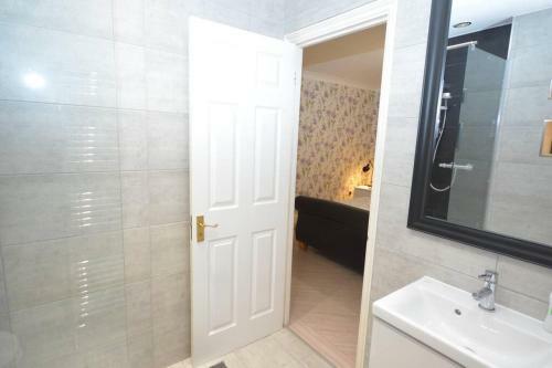 Luxury 5 Bedroom House With Free Parking On Site