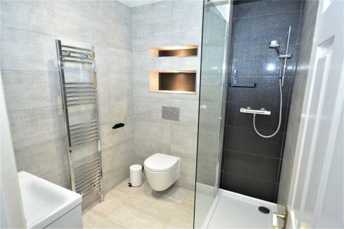 Luxury 5 Bedroom House With Free Parking On Site