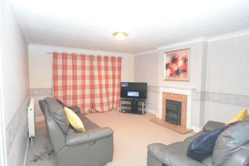 Luxury 5 Bedroom House With Free Parking On Site