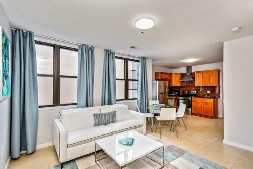 Bright Stylish &great Location 2bd Apartment