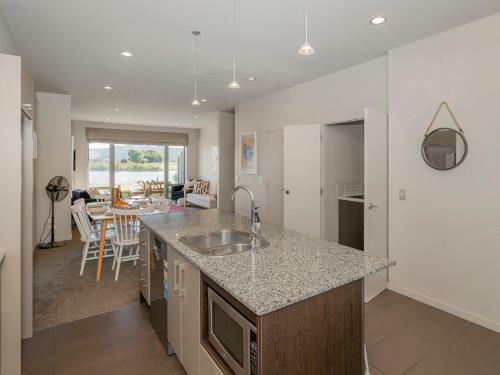 Sunset Retreat - Matarangi Holiday Home