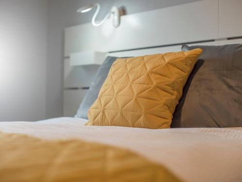 Pass The Keys Beautifully Presented 2 Bed Apartment With Parking