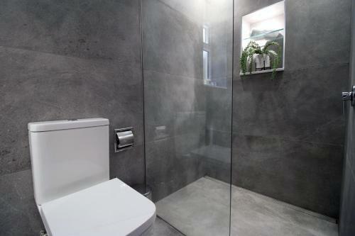 New 2022 Spacious 2 Bed Apartment - Private Courtyard - Underfloor Heating
