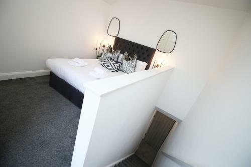 New 2022 Spacious 2 Bed Apartment - Private Courtyard - Underfloor Heating