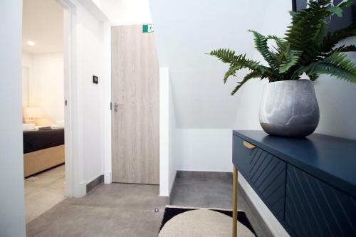 New 2022 Spacious 2 Bed Apartment - Private Courtyard - Underfloor Heating