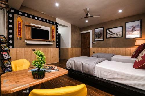 Albergue The Courtyard Bunks & Rooms