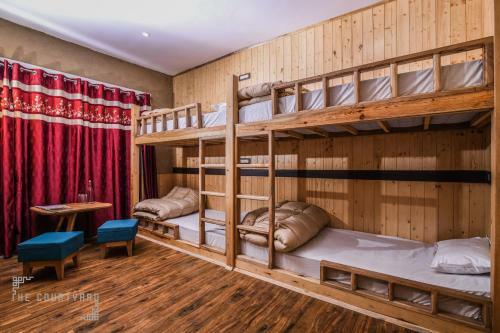 Albergue The Courtyard Bunks & Rooms
