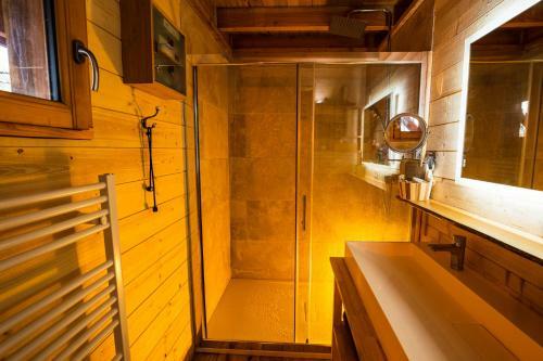 Charmante Cabane Dans Les Arbres Avec Jacuzzi Et Sauna