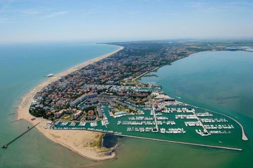 Spacious Villa Located In Lignano Pineta