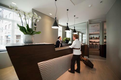 Square Hotel