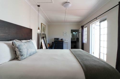 Hostal Whispering Oaks Guest House