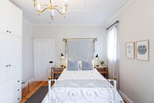 Hostal Whispering Oaks Guest House