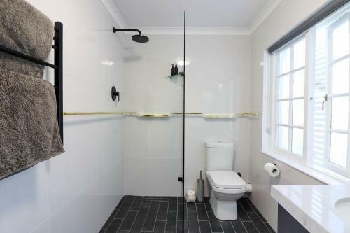 Hostal Whispering Oaks Guest House