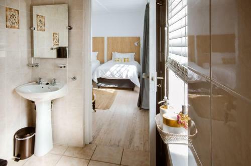 Hostal Whispering Oaks Guest House