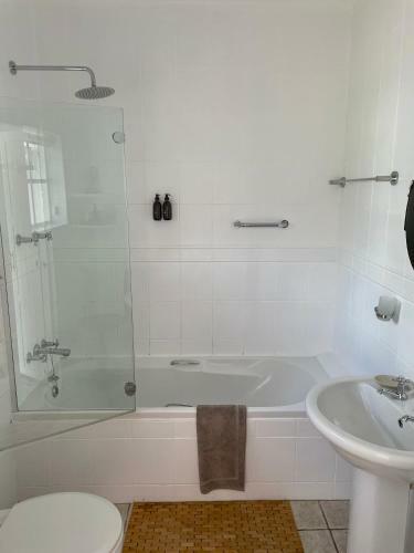 Hostal Whispering Oaks Guest House