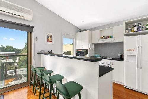 Seashell Family Getaway In Aireys