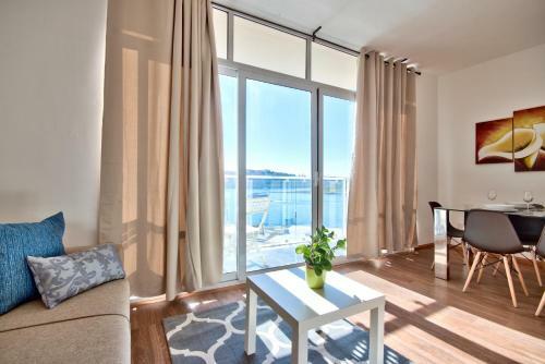 Direct Seaviews Tigne Sliema Apartment