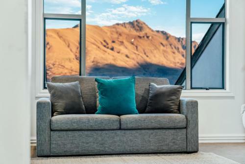 Villa Million Dollar Views - Central Luxury + Hot Tub*