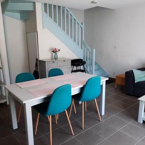 Bright Gite With Terrace And Swimming Pool