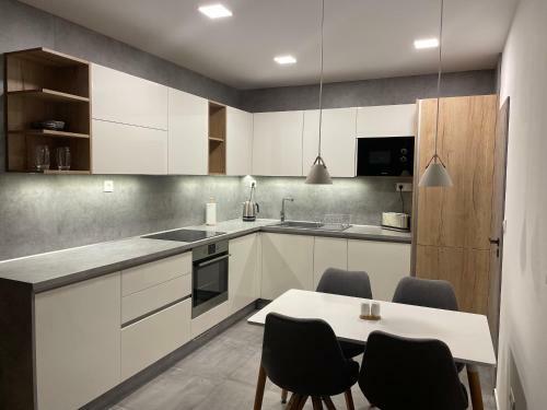 Greenbay Apartment With Free Parking
