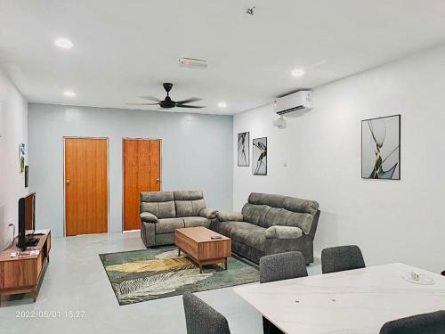 83 Riviera Village Homestay
