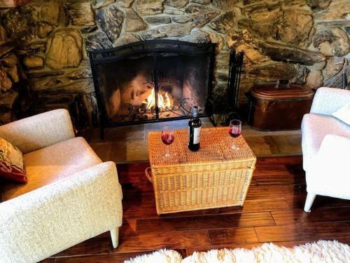 Fun Mid-century Home With Views Walk To Village
