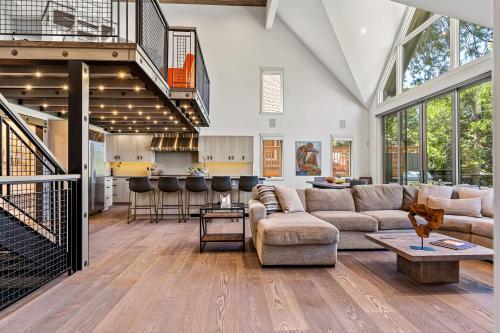 Luxury Lakefront Retreat