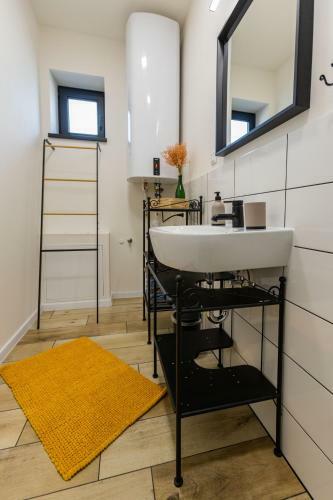 Sunny Apartment With Free Parking