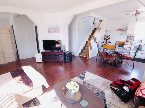 Cozy Two Storey 4br Home In Swan River