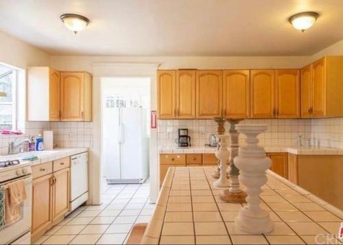 Cheerful Bright 5 Bedroom Home Central La/king Bed