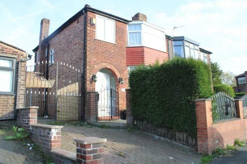 Beautiful 3 Bedroom House With Parking